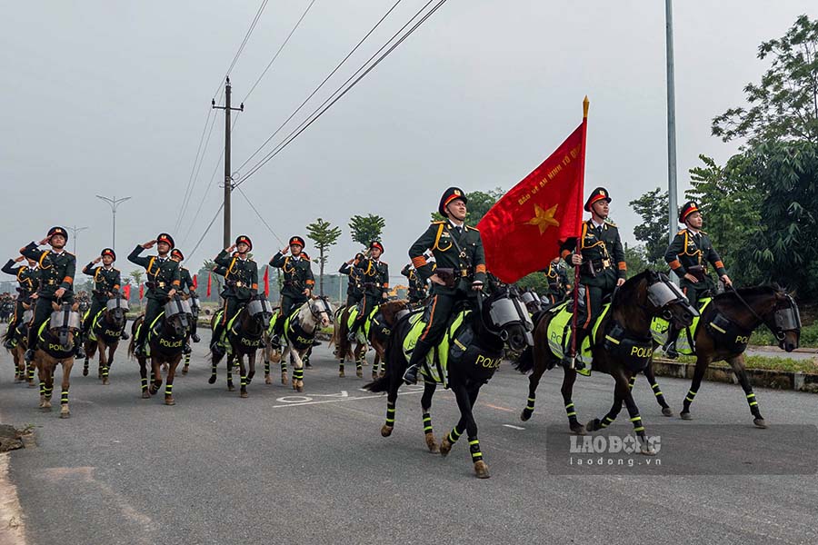 Doan ky binh tap luyen di chuyen theo doi hinh hang loi nghiem ngan, dong thoi thuc hien dong tac gio tay chao khi di qua le dai. Hien khoi ky binh dang buoc vao giai doan cuoi cua dot huan luyen thu hai.