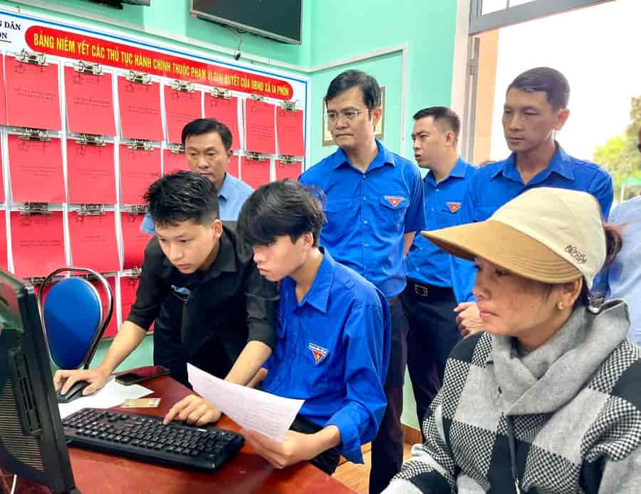 El Sr. Bui Quang Huy (gafas) visito el equipo voluntario juvenil de IA Pnon Commune para apoyar a las personas. Foto: Phuong Dung