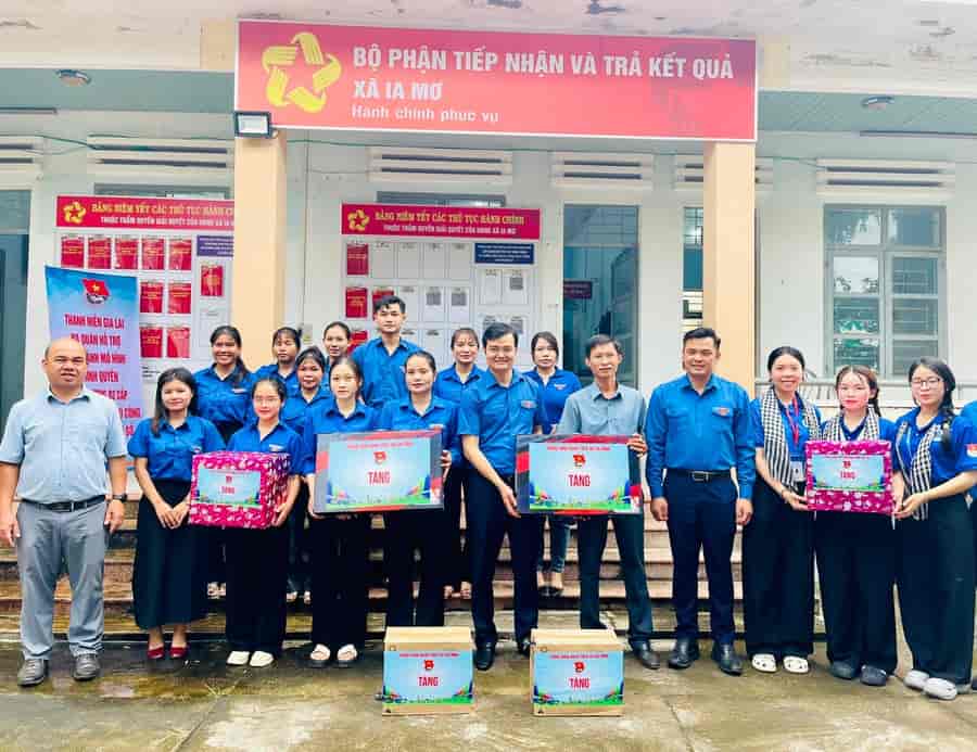 Anh Bui Quang Huy tang qua cho xa va doi thanh nien tinh nguyen xa Ia Mo. Anh: Phuong Dung