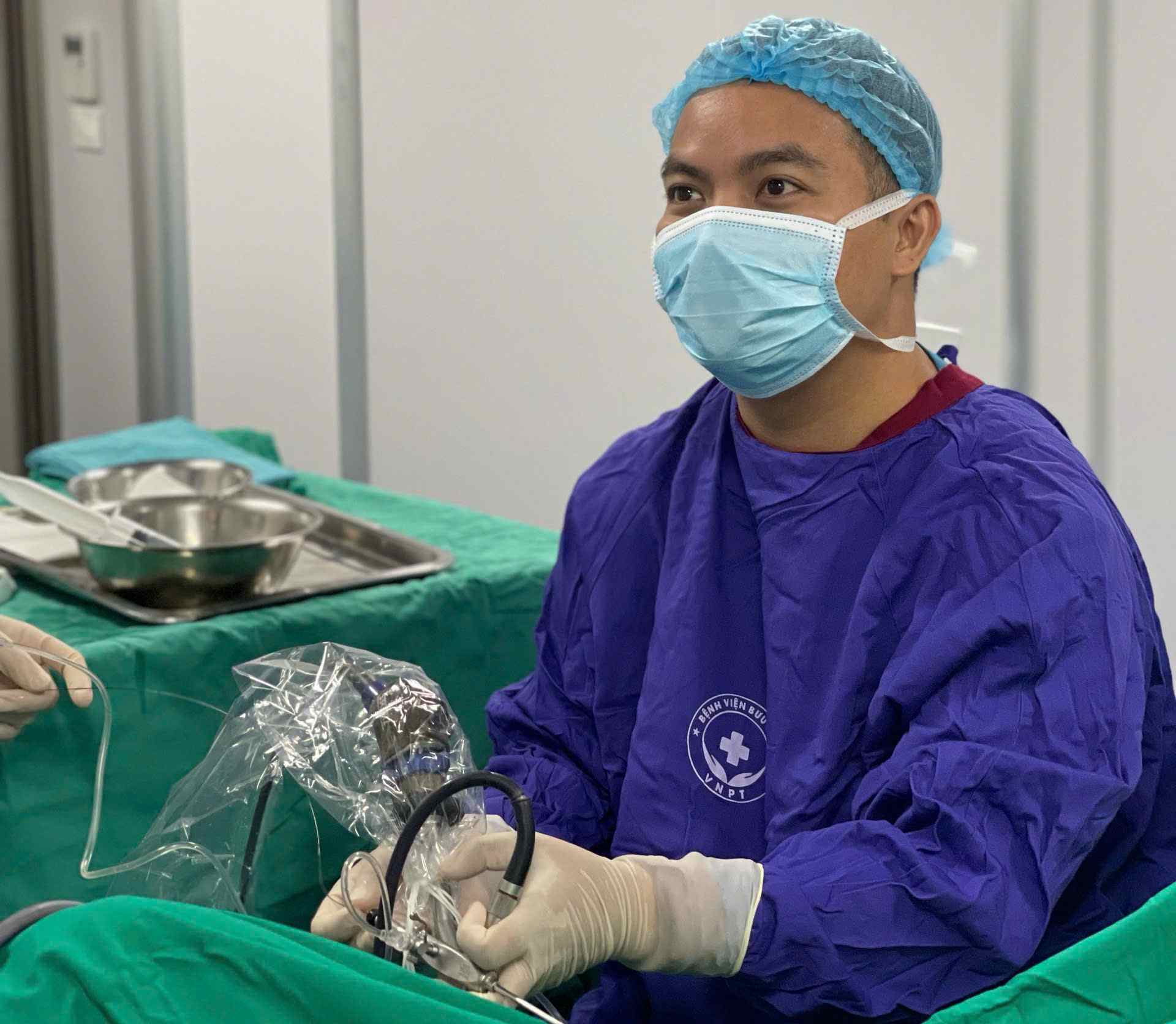 The doctor performed surgery to remove the foreign object from the patient. Photo: Nguyen Thanh