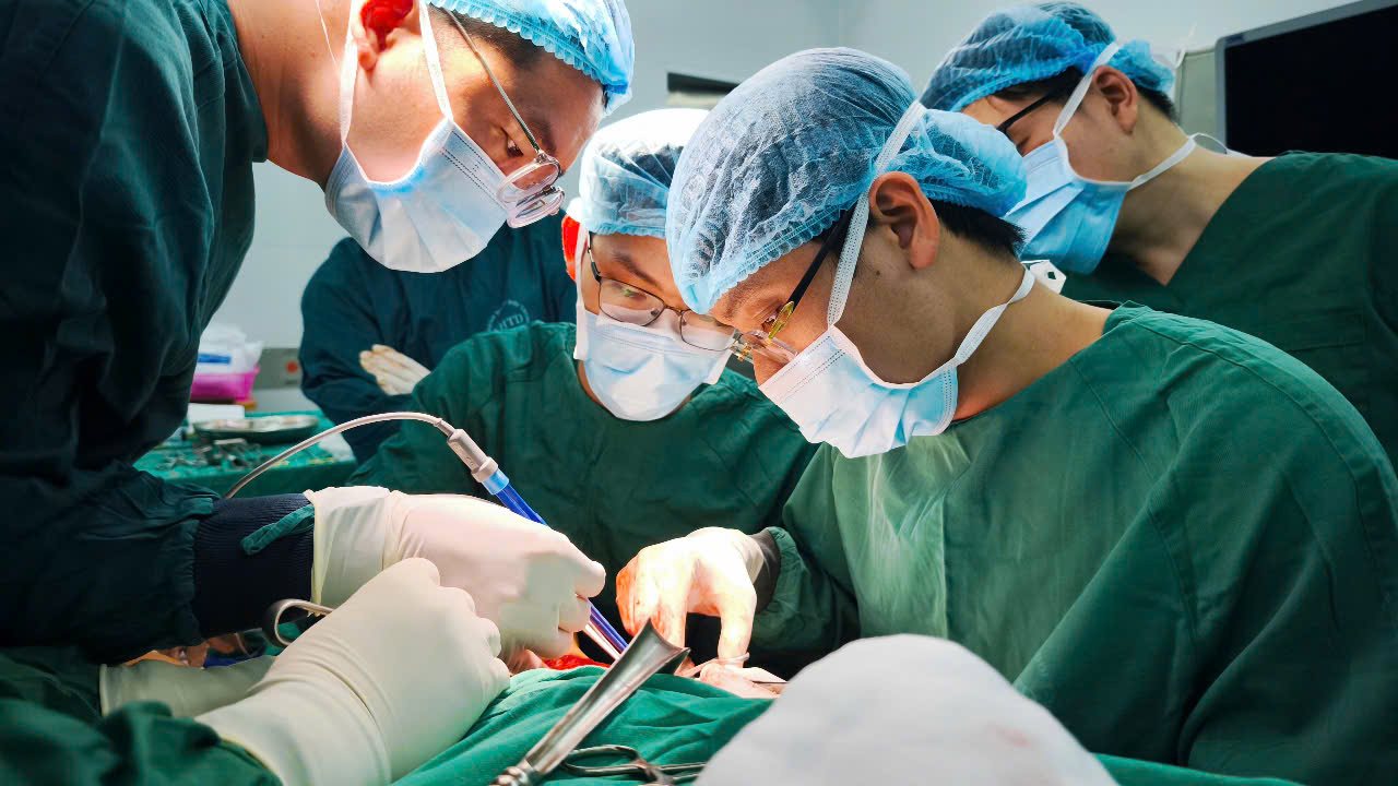 神経ゾーンの合併症で頭の半分近くが壊死した患者を手術する医師。写真:Thanh Dang