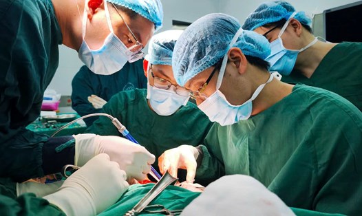 Bác sĩ phẫu thuật cho người bệnh hoại tử gần nửa vòng đầu vì biến chứng zona thần kinh. Ảnh: Thanh Đặng