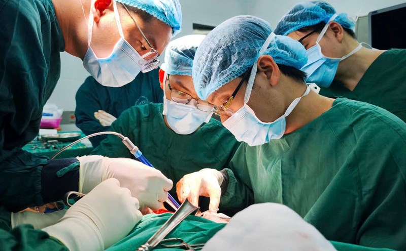 The doctor operated on a patient who was necrotized for nearly half of the first period due to complications of shingles. Photo: Thanh Dang