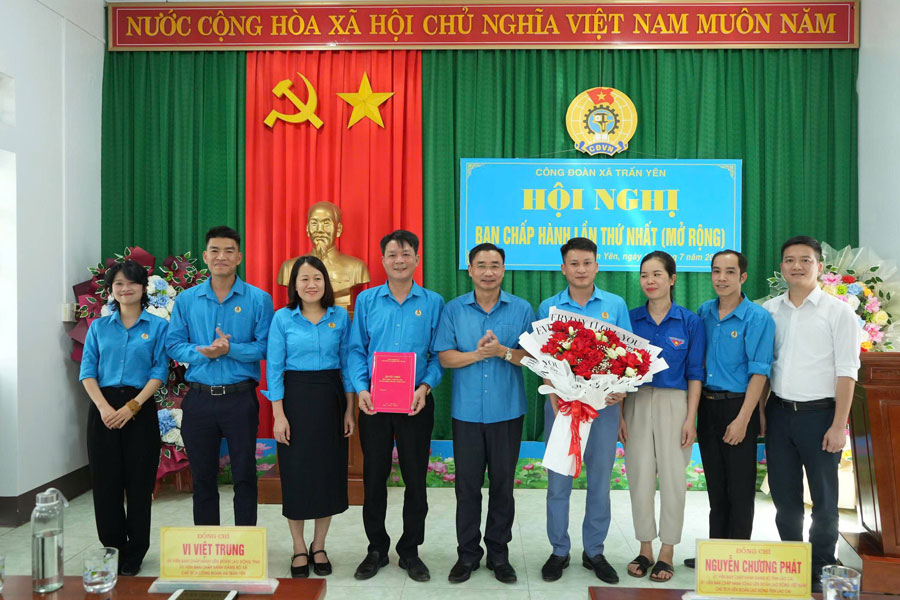 The Chairman of Lao Cai Provincial Labor Federation presented the Decision and presented flowers to the Executive Committee of Tran Yen Commune Labor Union. Photo: Bao Nguyen