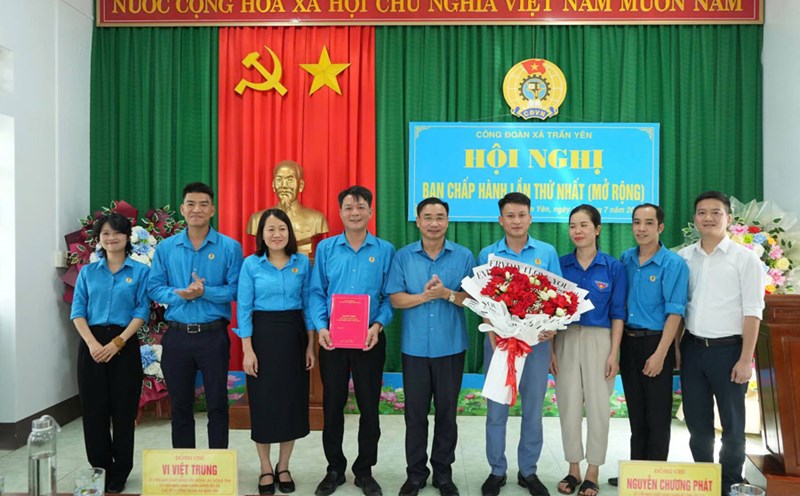 The Chairman of Lao Cai Provincial Labor Federation presented the Decision and presented flowers to the Executive Committee of Tran Yen Commune Labor Union. Photo: Bao Nguyen