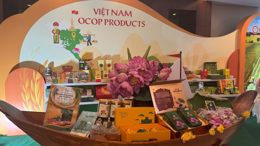 Mot so san pham OCOP duoc trung bay tai Dien dan. Anh: Thuy Linh.