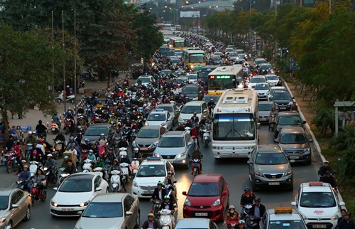 Hanoi investigo y apoyo la conversion de 450,000 motocicletas de gasolina en el anillo 1. Foto: Huy Hung