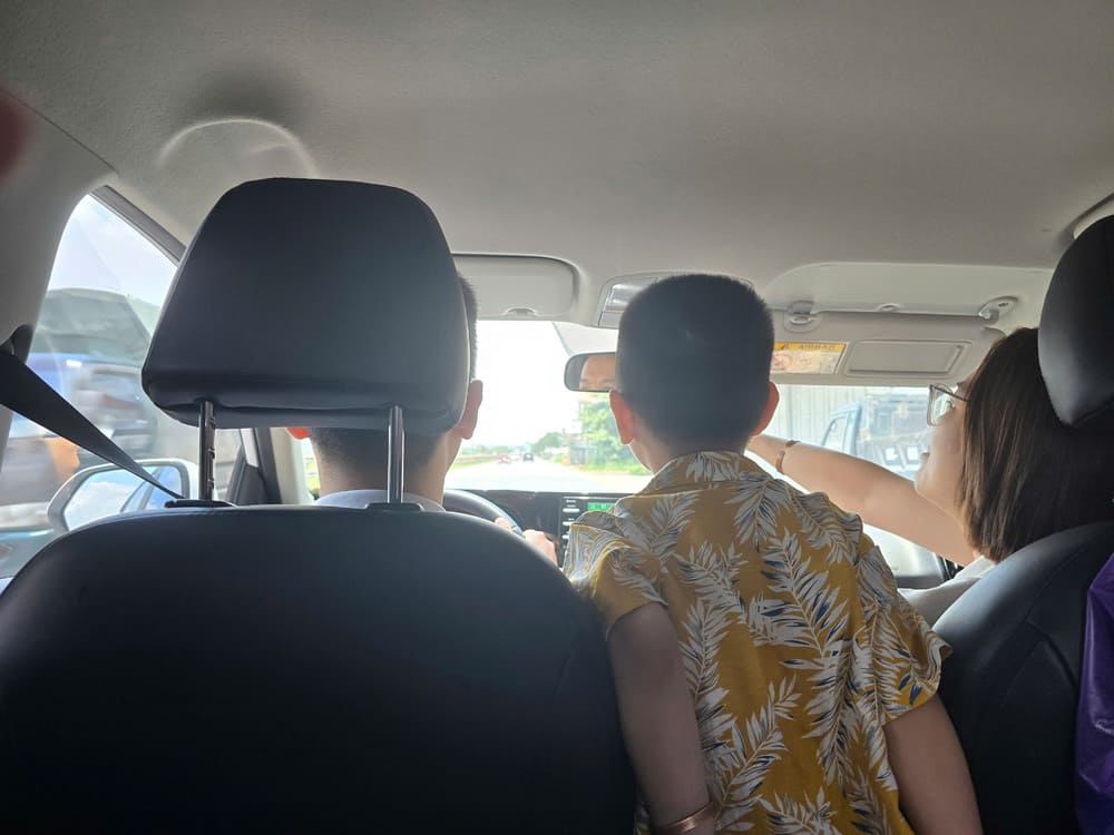 Parents should avoid letting their children stand behind the driver's seat while moving. Photo: Tuan Dat