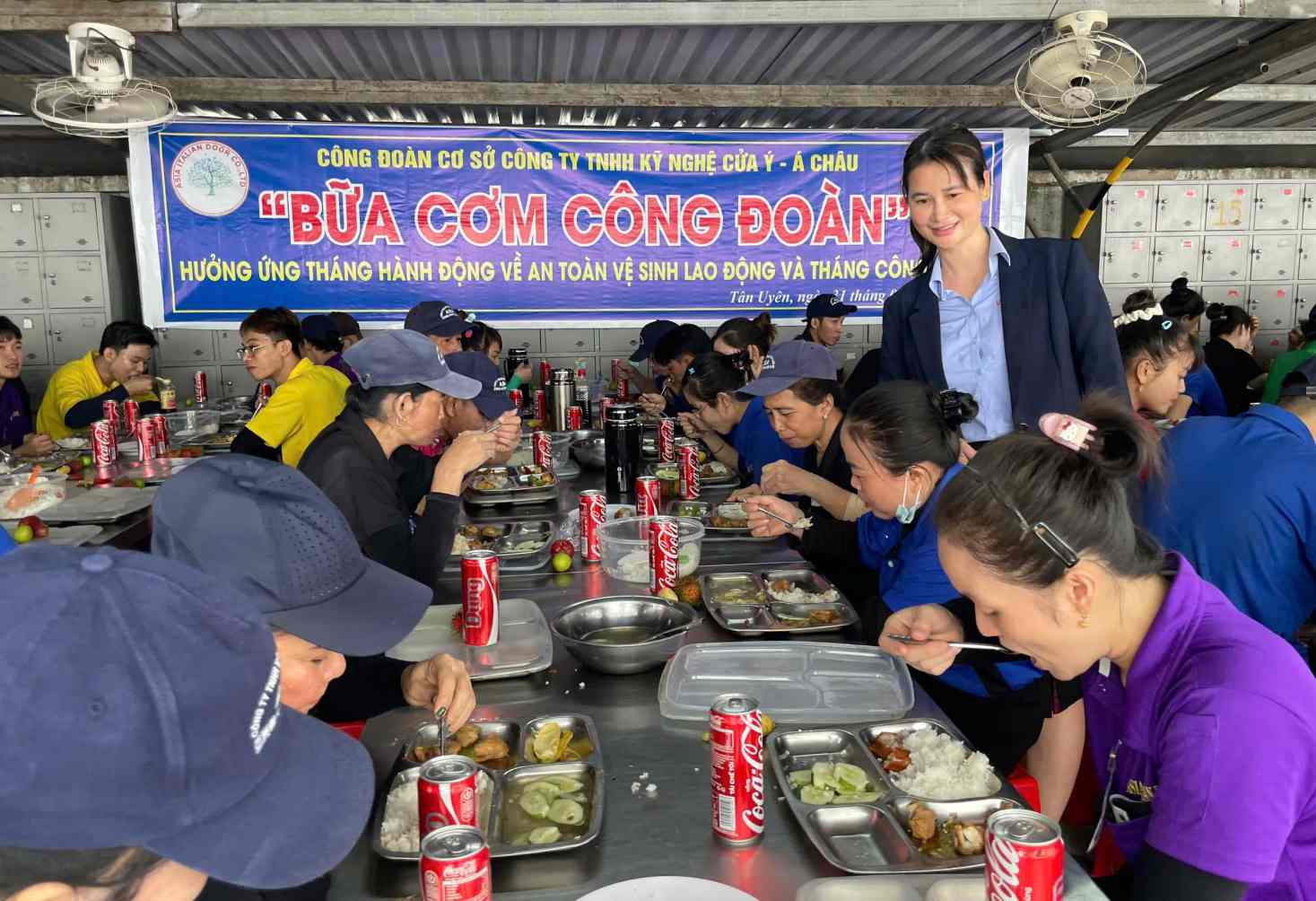 The Trade Union of Cua It A Chau Technology Co., Ltd. (Tan Hiep ward, Ho Chi Minh City) organized a union meal for union members and workers. Photo: Provided by the grassroots trade union.