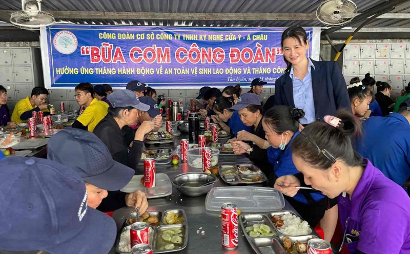 The Trade Union of Cua It A Chau Technology Co., Ltd. (Tan Hiep ward, Ho Chi Minh City) organized a union meal for union members and workers. Photo: Provided by the grassroots trade union.