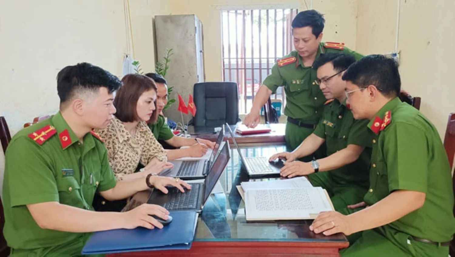 マイ・アン・ティエン中佐（スタンディング）は、サイバースペースで犯罪者との闘いを指示しました。写真：T.T