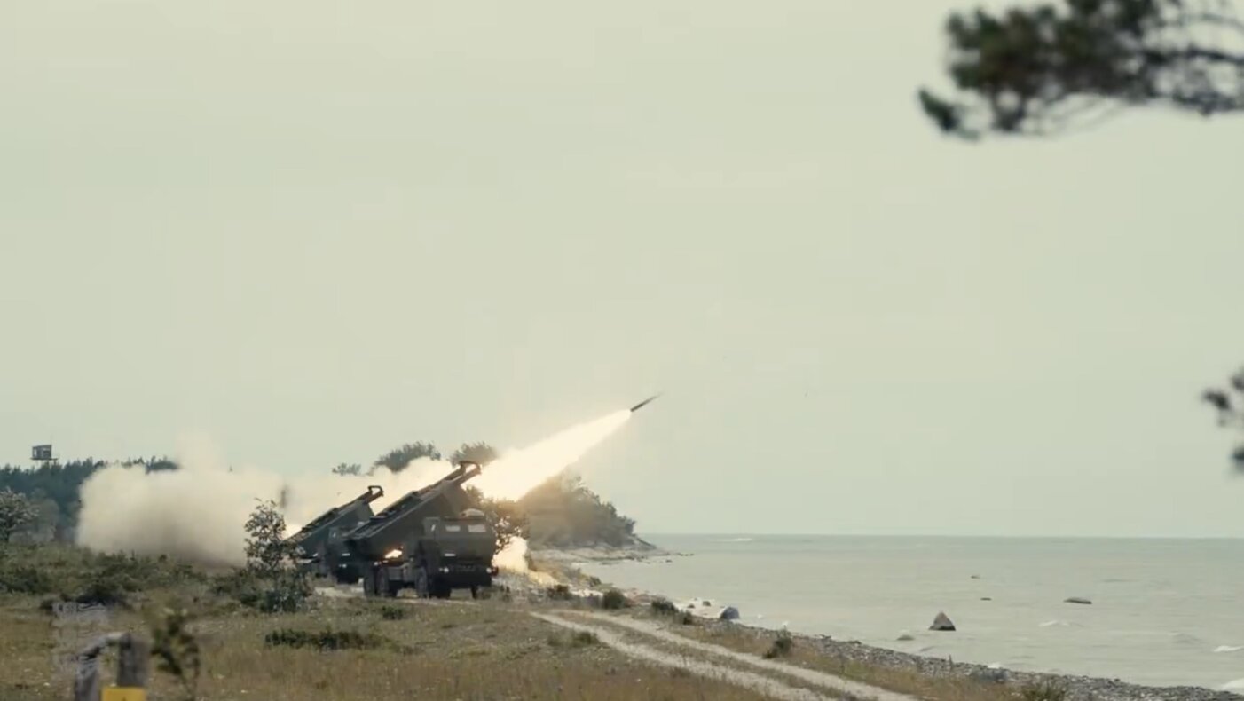 Estonia lanzo misiles HIMARS desde la costa de Saaremaa en el Mar Baltico. Foto: Ministerio de Defensa Estonia