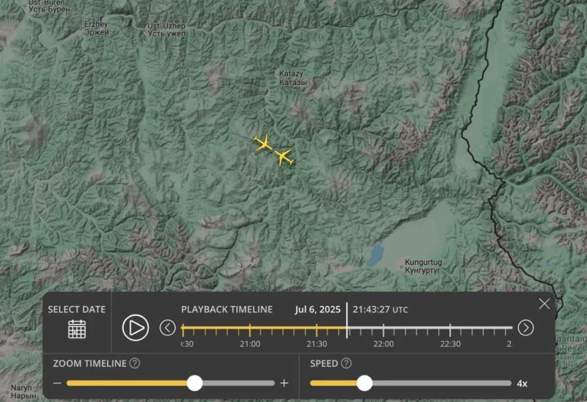 El seguimiento del vuelo muestra que dos aviones chinos estan a solo 100 metros de distancia. Foto: Flightradar 24