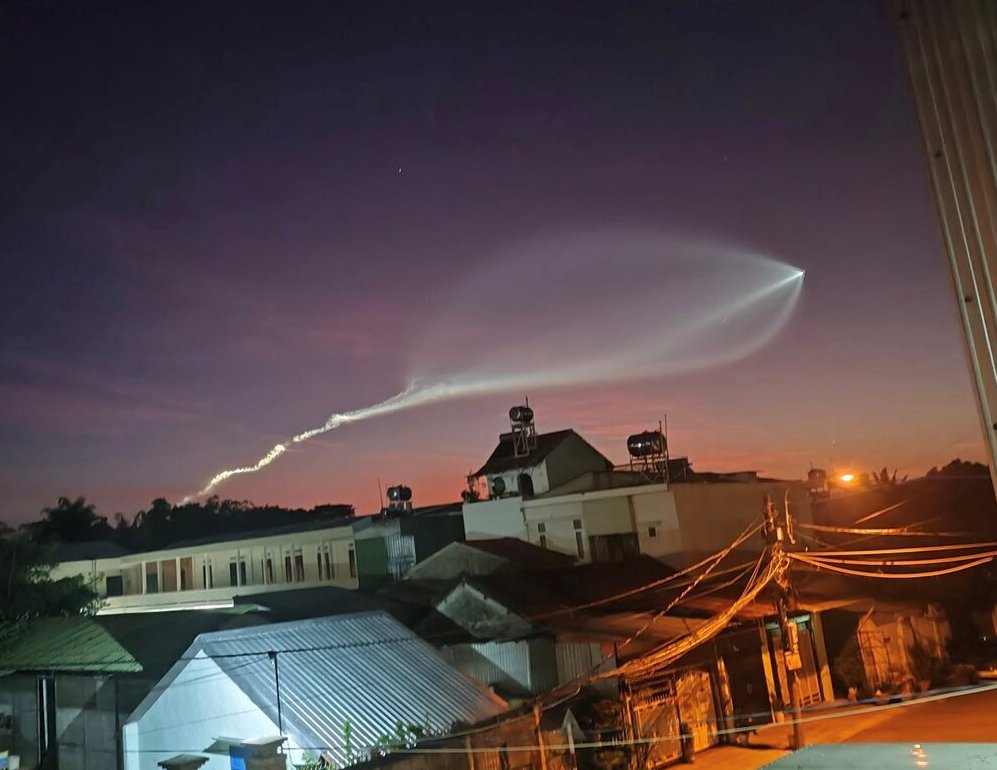 Quang Ngaiの空を飛行する物体は、7月15日の朝に住民によって記録されました。写真:Pham Doan Quoc Hoang