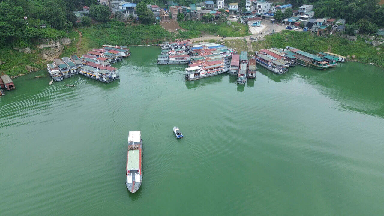 Ong Nguyen Van Tuan, chu tau du lich tai Cang Ba Cap cho biet, may thang truoc nuoc can sau nen tau bi mac can, nay nuoc dang cao thuan loi cho tau hoat dong. So voi thoi diem cuoi thang 5.2025, hien muc nuoc ho Thuy dien Hoa Binh da cao hon khoang 20 met. Anh: Dang Tinh