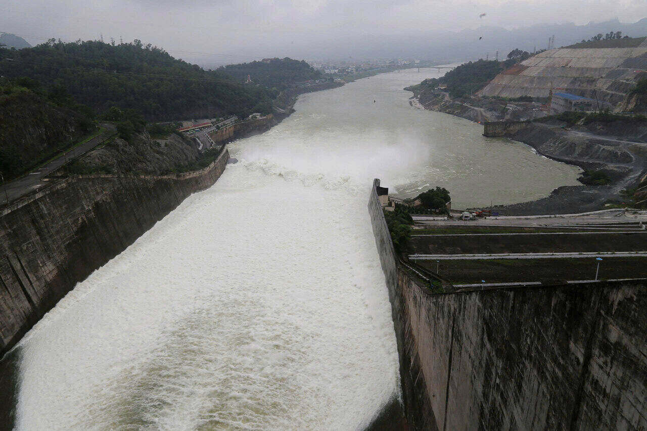 Chieu ngay 16.7, trao doi voi PV Bao Lao Dong, ong Pham Van Vuong - Giam doc Cong ty Thuy dien Hoa Binh thong tin, hien nuoc thuong luu ho o muc 105m (muc nuoc chet la 80m); luu luong ve 3.948m3/s; luu luong xa la 5.485m3/s. Anh: Binh Khang