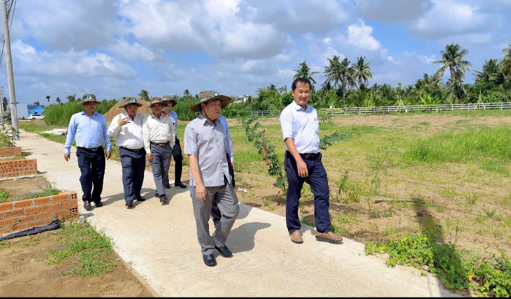 Ong Phan Van Thang (bia trai, hang dau) dan dau doan cong tac khao sat thuc dia Du an D7 va Khu dan cu hai ben duong, trong do nha o xa hoi. Anh: Hung Bui