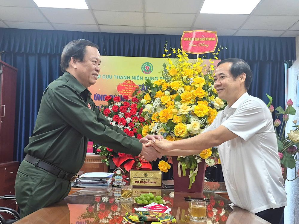 Ong Vu Trong Kim da tran trong cam on lanh dao Dang uy Mat tran To quoc, cac doan the Trung uong. Anh: Tran Tuan