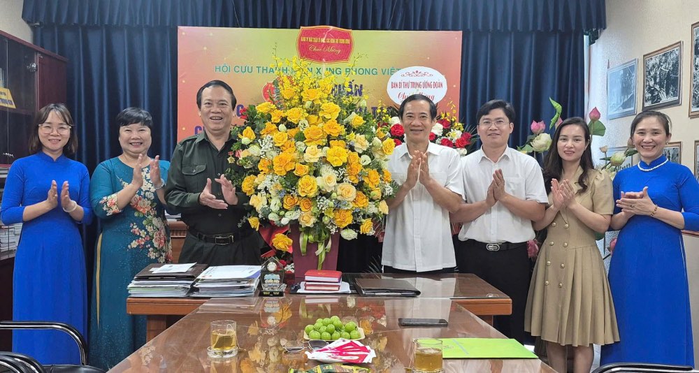 Lideres del Comite del Partido del Frente de la Patria, los sindicatos centrales felicitan a la Asociacion de Voluntarios Juveniles de Vietnam. Foto: Tran Tuan