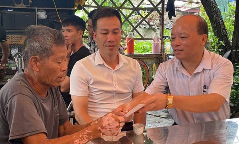 Quang Communeの当局は、家族を訪問し、共有し、励ましました。写真：Quang Commune Party Committee -Hai Phong