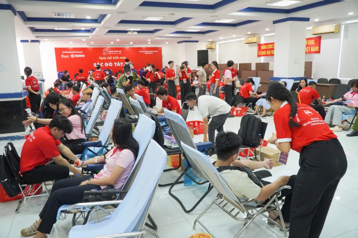 Quang canh buoi hien mau. Anh: Ta Quang
