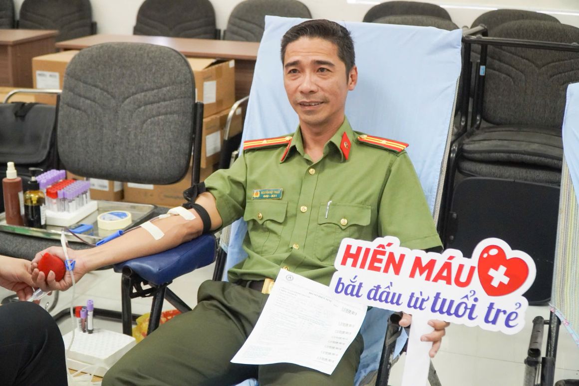 Luc luong Cong an tham gia hien mau. Anh: Ta Quang