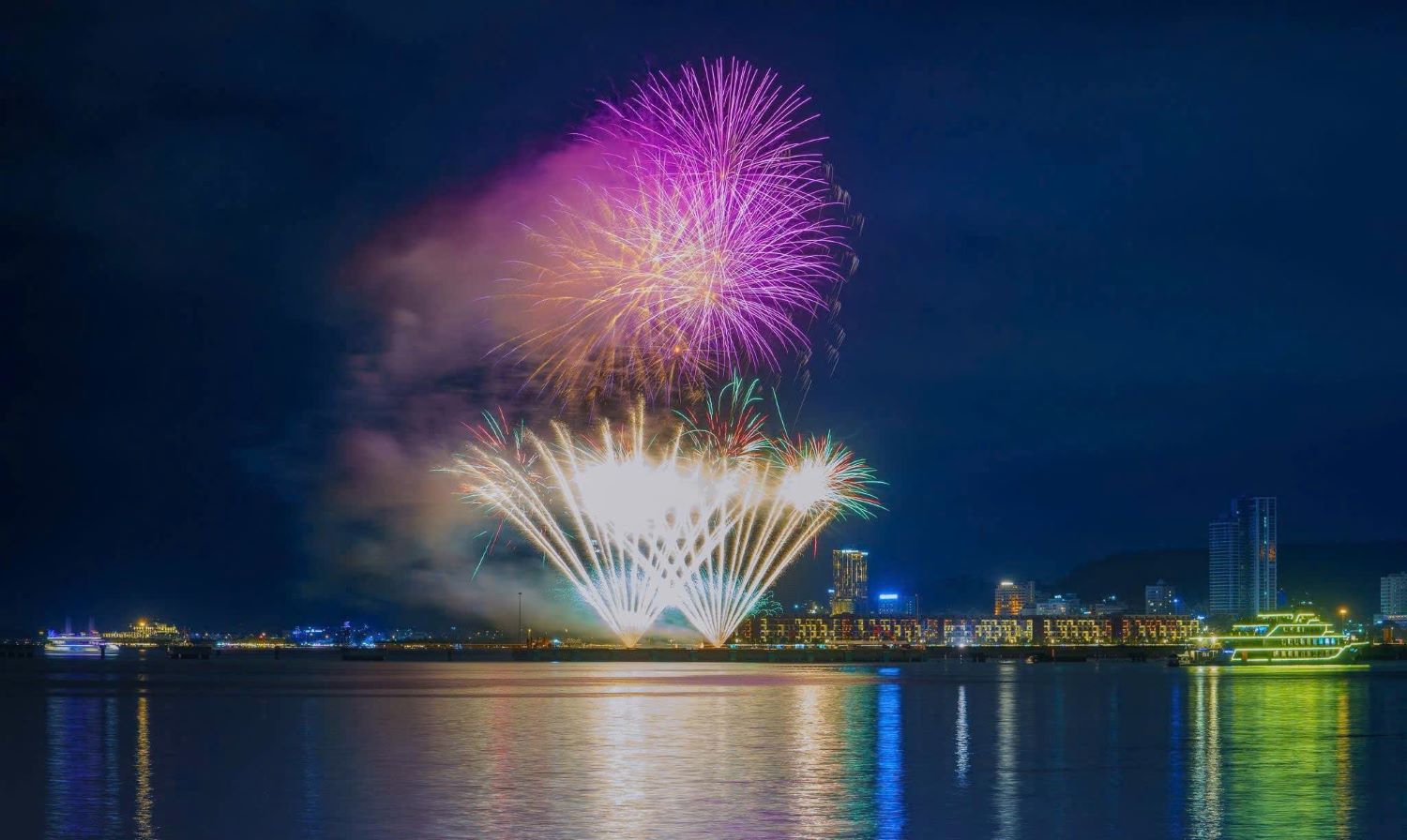 2025年7月4日夜、ハロン国際旅客港での花火パフォーマンス。写真:Sungroup