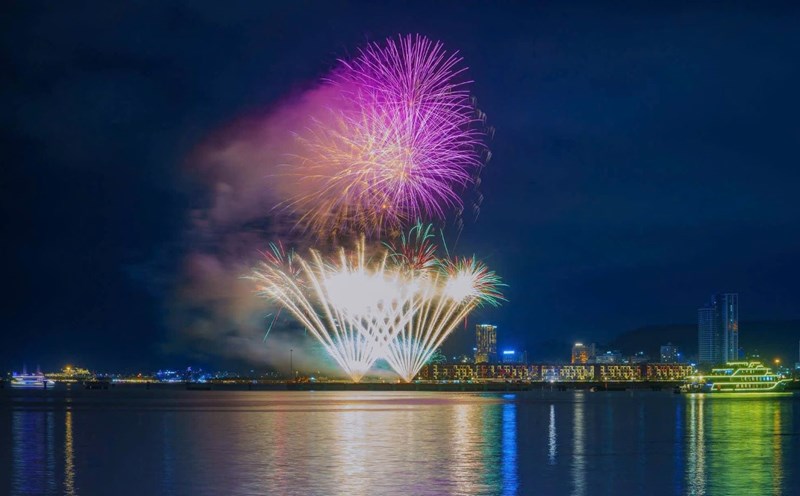 Fireworks display at Ha Long International Passenger Port on the evening of July 4, 2025. Photo: Sungroup