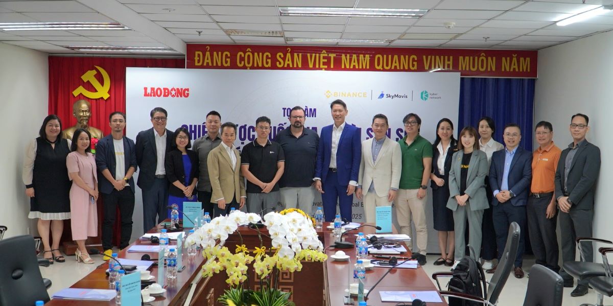 전문가와 기업 지도자들이 7월 15일 아침 노동 신문에서 열린 국가 자산 전략 좌담회에 참석했습니다. 사진: 찬푹