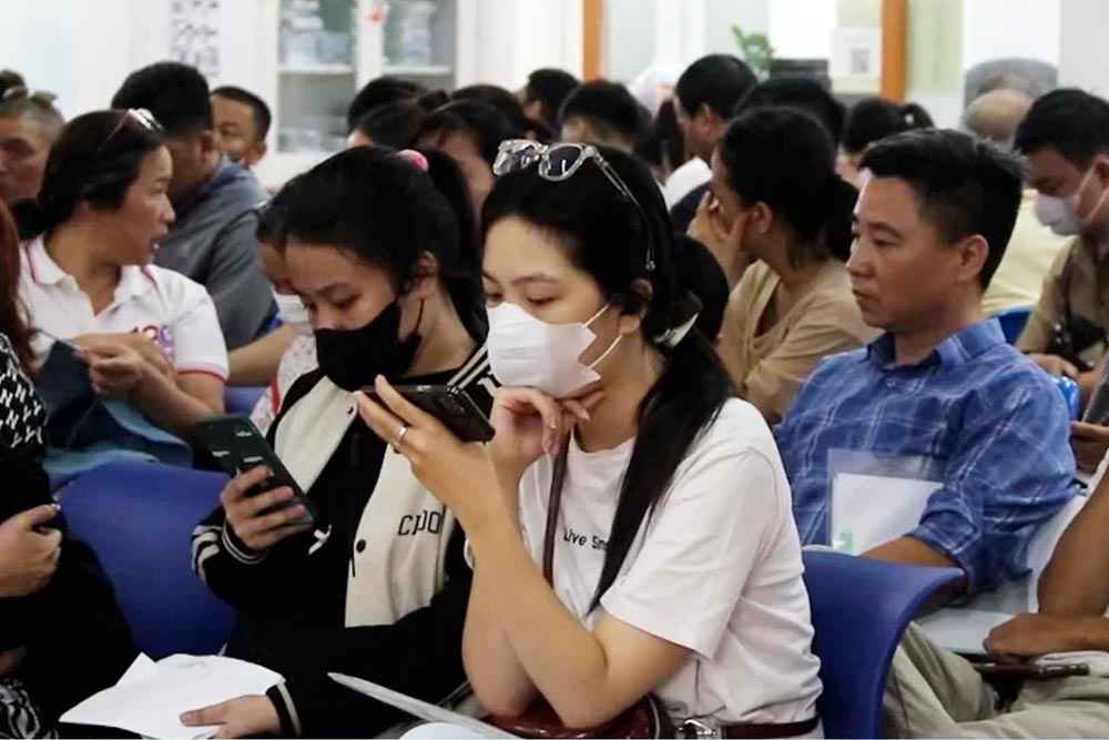 많은 젊은이들이 새로운 길을 찾기를 희망하며 하노이 고용 서비스 센터가 주최한 취업 박람회에 참석했습니다. 사진: Hanh Thom