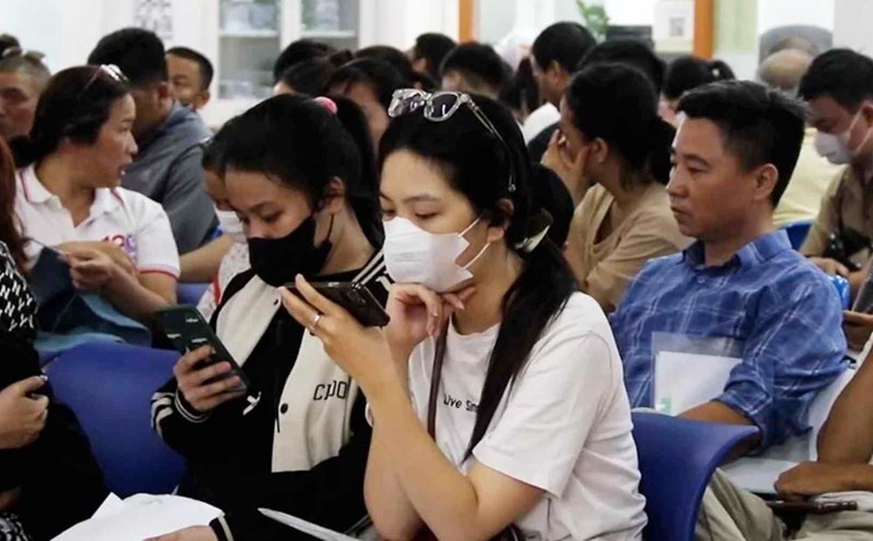Many young people attended the job fair organized by the Hanoi Employment Service Center in the hope of finding a new direction. Photo: Hanh Thom
