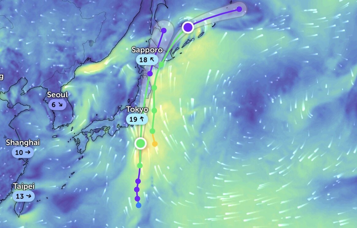 El nuevo pronostico de tormenta 08W (izquierda) tiene un camino paralelo con Storm Nari (derecha). Foto: Zoom Earth