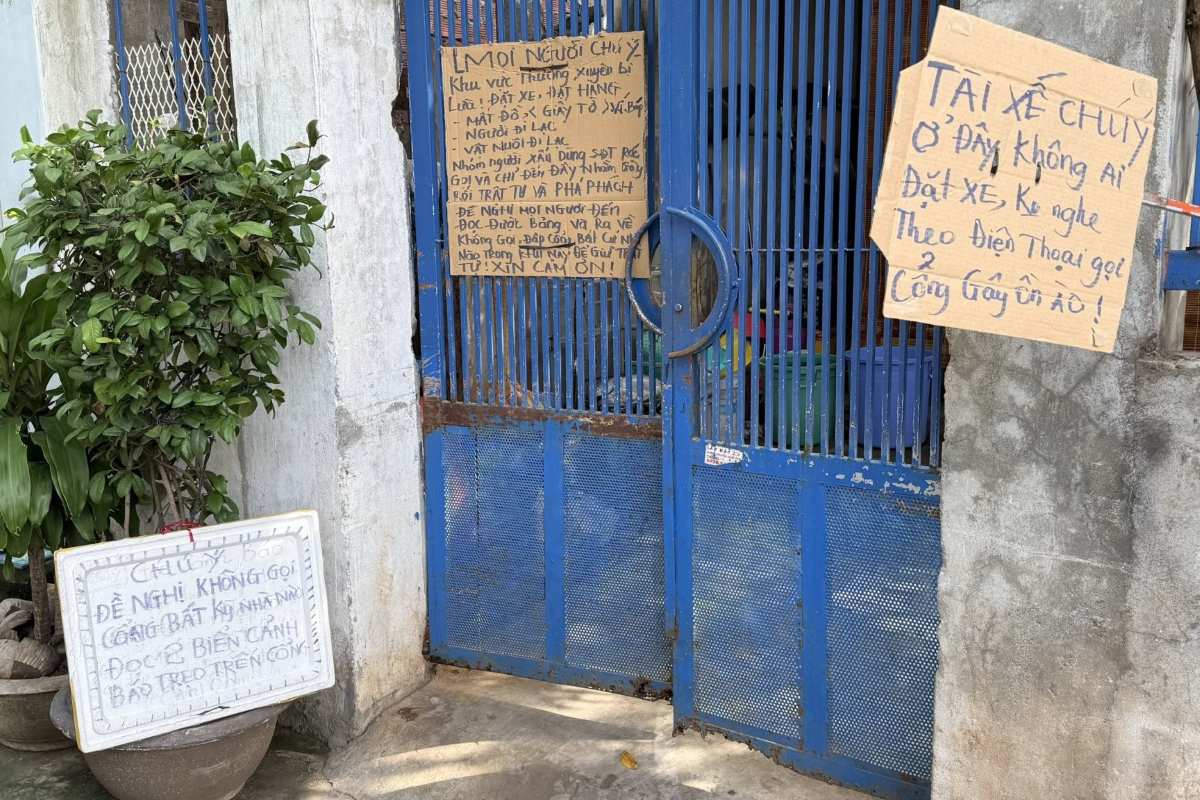 ハウスゲートはドライバーに最大3つの標識を掛けて、荷主は邪魔しません。写真：タンアン