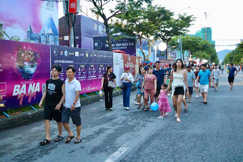 Da Nang tourism industry witnessed a boost in visitors and tourism revenue at the 2025 International Fireworks Festival. Photo: Da Nang City People's Committee