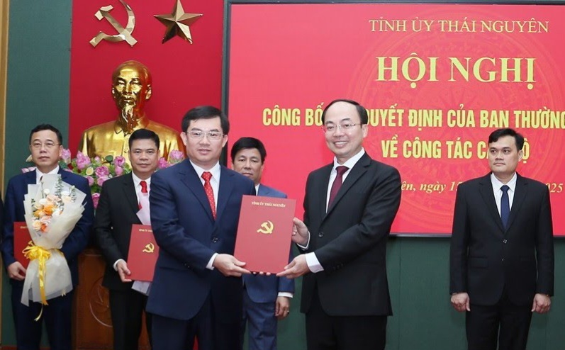 응우옌당빈 성 당위원회 상임 부서기 겸 성 인민의회 의장이 응우옌탄민 신임 성 당위원회 사무총장에게 결정서를 수여하고 있습니다. 사진: 타이응우옌 GOV