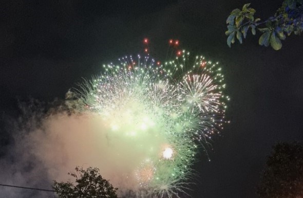 Quang Tri has weekly fireworks to serve people and tourists. Photo: Hung Tho