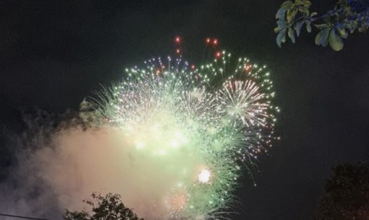 Quảng Trị bắn pháo hoa hàng tuần phục vụ người dân và du khách. Ảnh: Hưng Thơ