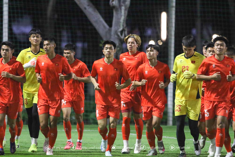 U23 Viet Nam da bat dau tap luyen ngay khi vua den Indonesia. Anh: VFF