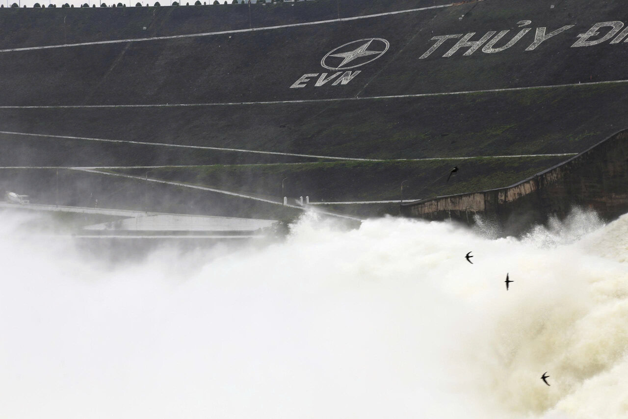 La espectacular escena en el edificio Century - planta hidroelectrica HOA Binh al abrir el escape inferior. Foto: Binh Khang