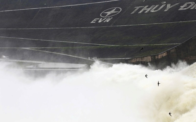 The majestic scene at the century-old project - Hoa Binh Hydropower Plant when opening the bottom spillway. Photo: Binh Khang