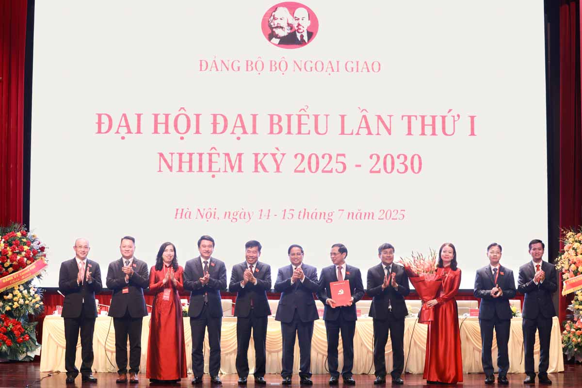 Thu tuong Chinh phu Pham Minh Chinh trao quyet dinh va tang hoa chuc mung Ban Thuong vu Dang uy Bo Ngoai giao nhiem ky 2025-2030. Anh: Hai Nguyen