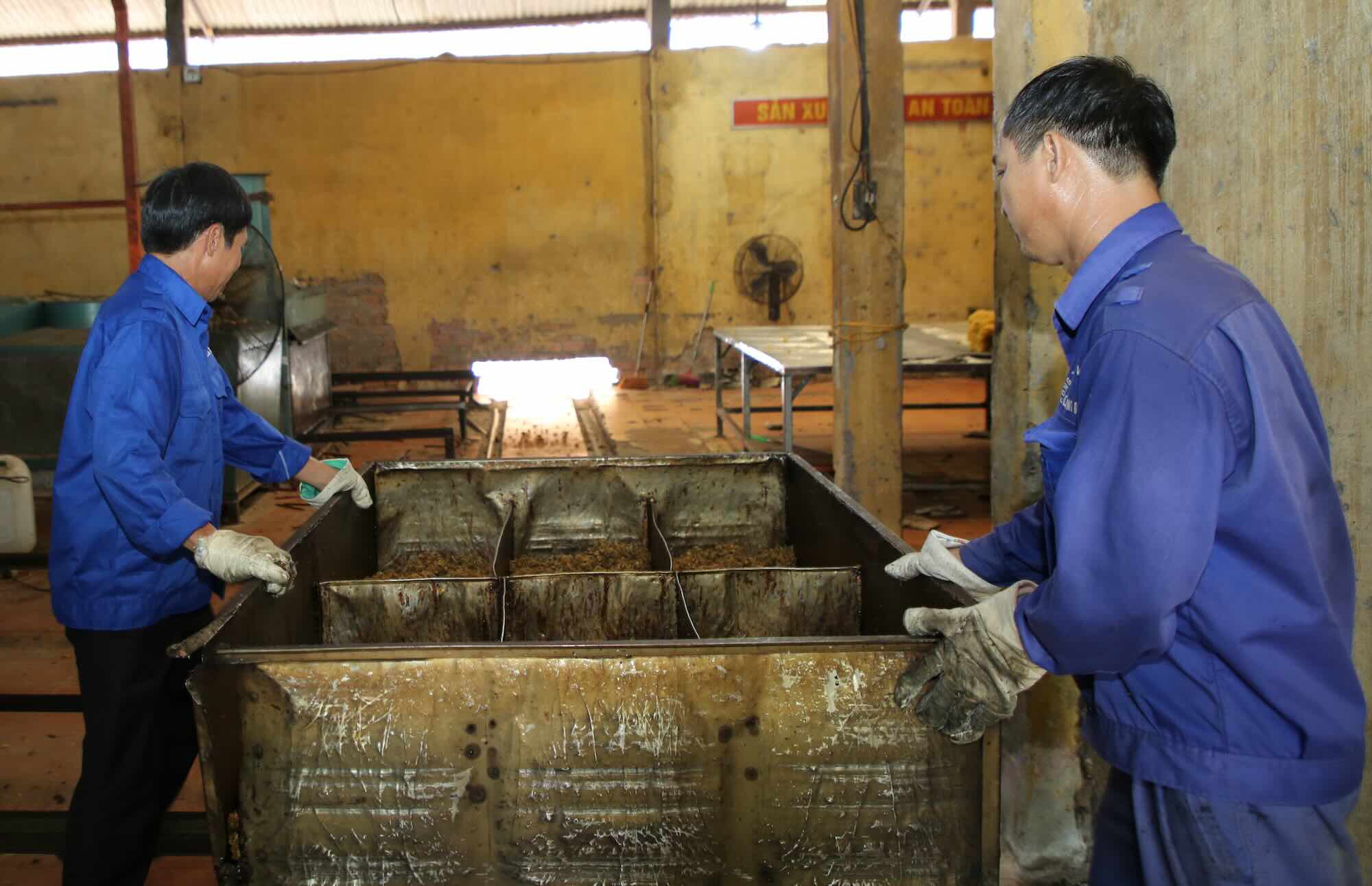 Nguoi lao dong tai Cong ty Co phan Viet Trung Quang Binh dang lam viec. Anh: Cong Sang