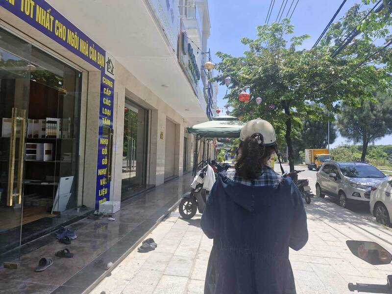 Moi gioi bat dong san dan phong vien di xem nha pho dang cho thue gia re tren tuyen duong Me Linh (Da Nang). Anh: Thu Giang