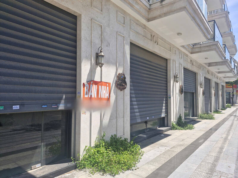 メリン通り(ダナン市)の一連の住宅街には、賃貸、販売の看板が掲げられています。写真:Thu Giang