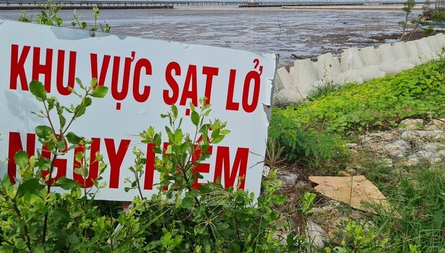 カリフォルニア州マウ州の東海堤防の多くの部分は、依然として危険な地滑りを警告しています。写真：Nhat Ho