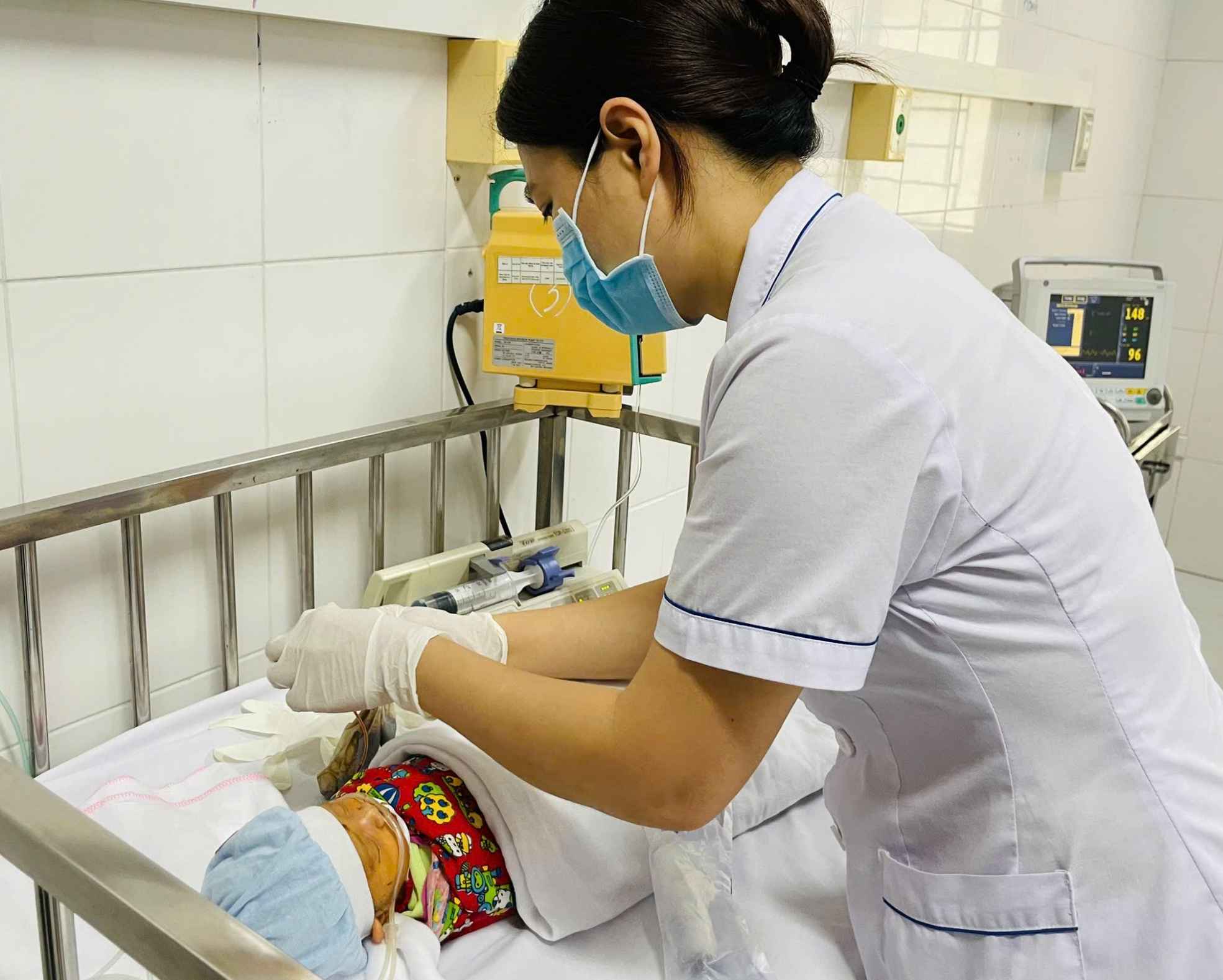 A 3-day-old baby with a severe infection due to a falling child is being cared for at Cao Bang General Hospital. Photo: BVCC