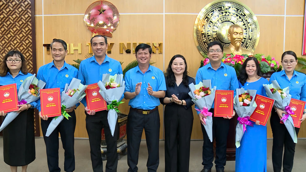 Handing over the Decision to establish the Trade Union Working Committee under the agency of the Vietnam Fatherland Front Committee of Tay Ninh province. Photo: Phan Dau