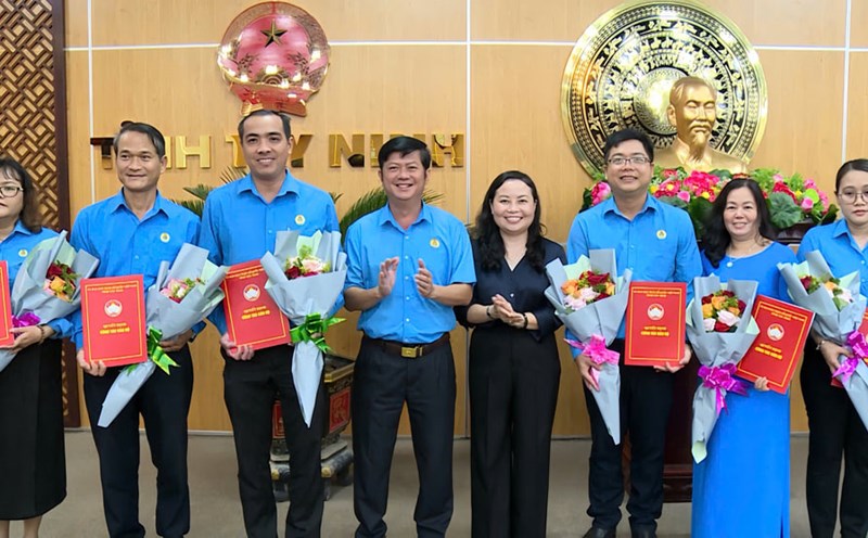 Handing over the Decision to establish the Trade Union Working Committee under the agency of the Vietnam Fatherland Front Committee of Tay Ninh province. Photo: Phan Dau