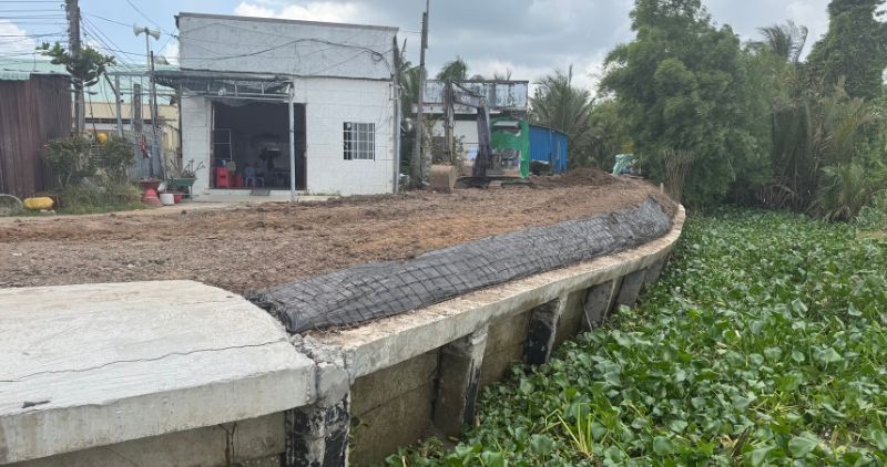 Quoi Thien xaの深刻な地滑りの区間は、工事中にもかかわらず傾斜の兆候が続いています。写真:Hoang Loc