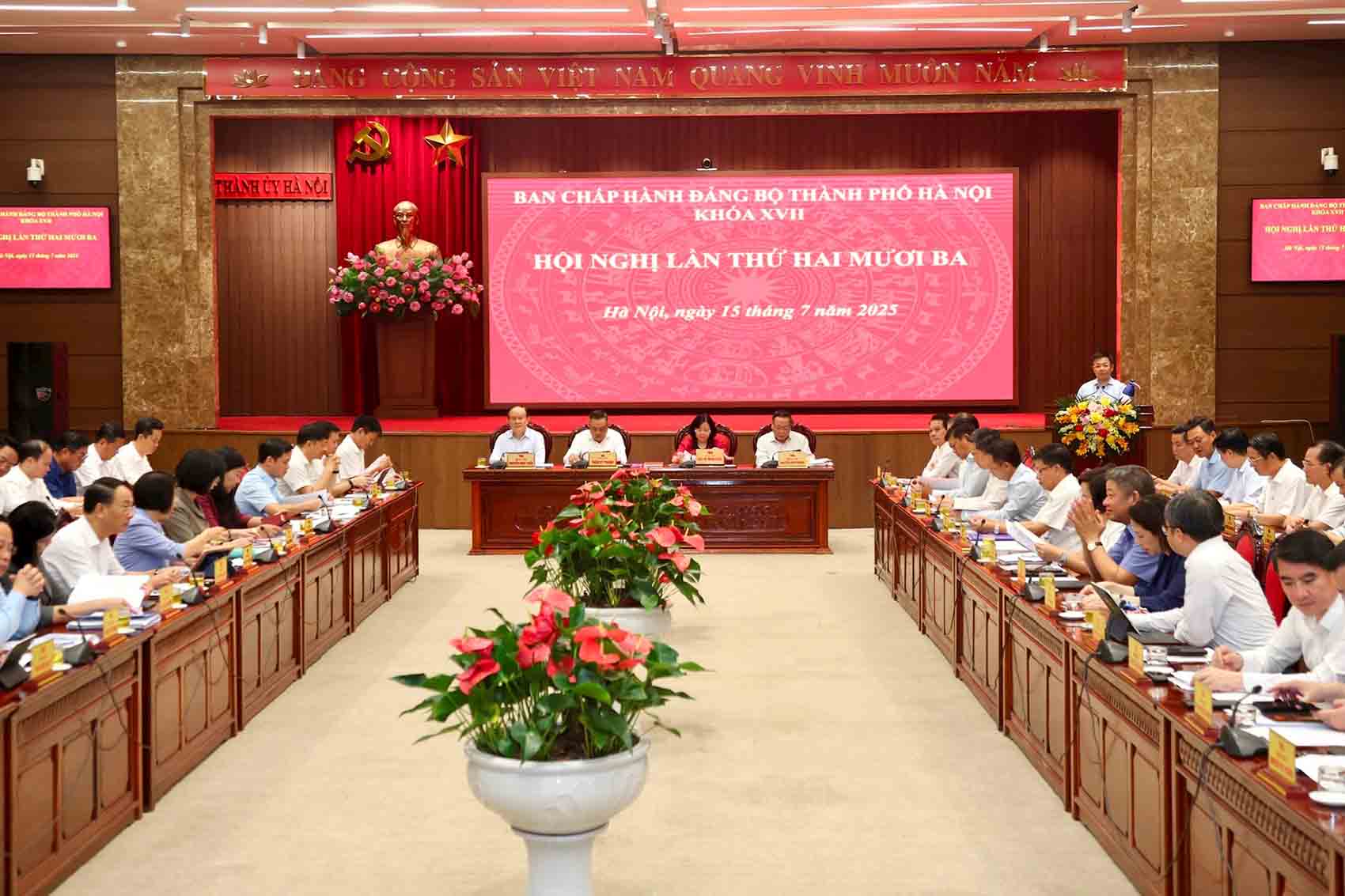 Hoi nghi lan thu 23 Ban Chap hanh Dang bo thanh pho Ha Noi ngay 15.7. Anh: Viet Thanh